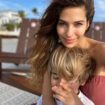 Ariadna Romero Instagram - “🎶Desde el primer latido de tu corazón Desde tu primer aliento de vida Siento que me motiva a una nueva ilusión Un amor que me inspira Cada día Que hermoso es el milagro de verte crecer Y disfrutar tus tiernas travesuras Y cuidar con amor de tu indefenso ser Pequeño manojito de ternura Voy a luchar por ti Para que seas feliz Chiquito mío Y yo pondré mi vida Para que tú vivas Chiquito mío A donde vayas tú Siempre seré tu luz Chiquito mío Y lloraré tu llanto Por que tú sonrías Chiquito mío No cambiaré este mundo pero intentaré Que al menos no te falte amor ni abrigo Y contra todo y todos te defenderé Porque eres mi más bello compromiso Voy a luchar por ti Para que seas feliz Chiquito mío Y yo pondré mi vida Para que tú vivas Chiquito mío…🎶”