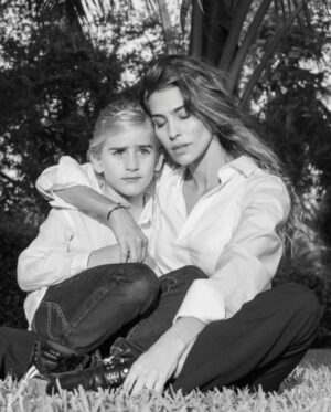 Ariadna Romero Instagram - “Que hermoso es el milagro de verte crecer
Y disfrutar tus tiernas travesuras
Y cuidar con amor de tu indefenso ser
Pequeño manojito de ternura”
#mivida
📸 @lucalola_photography