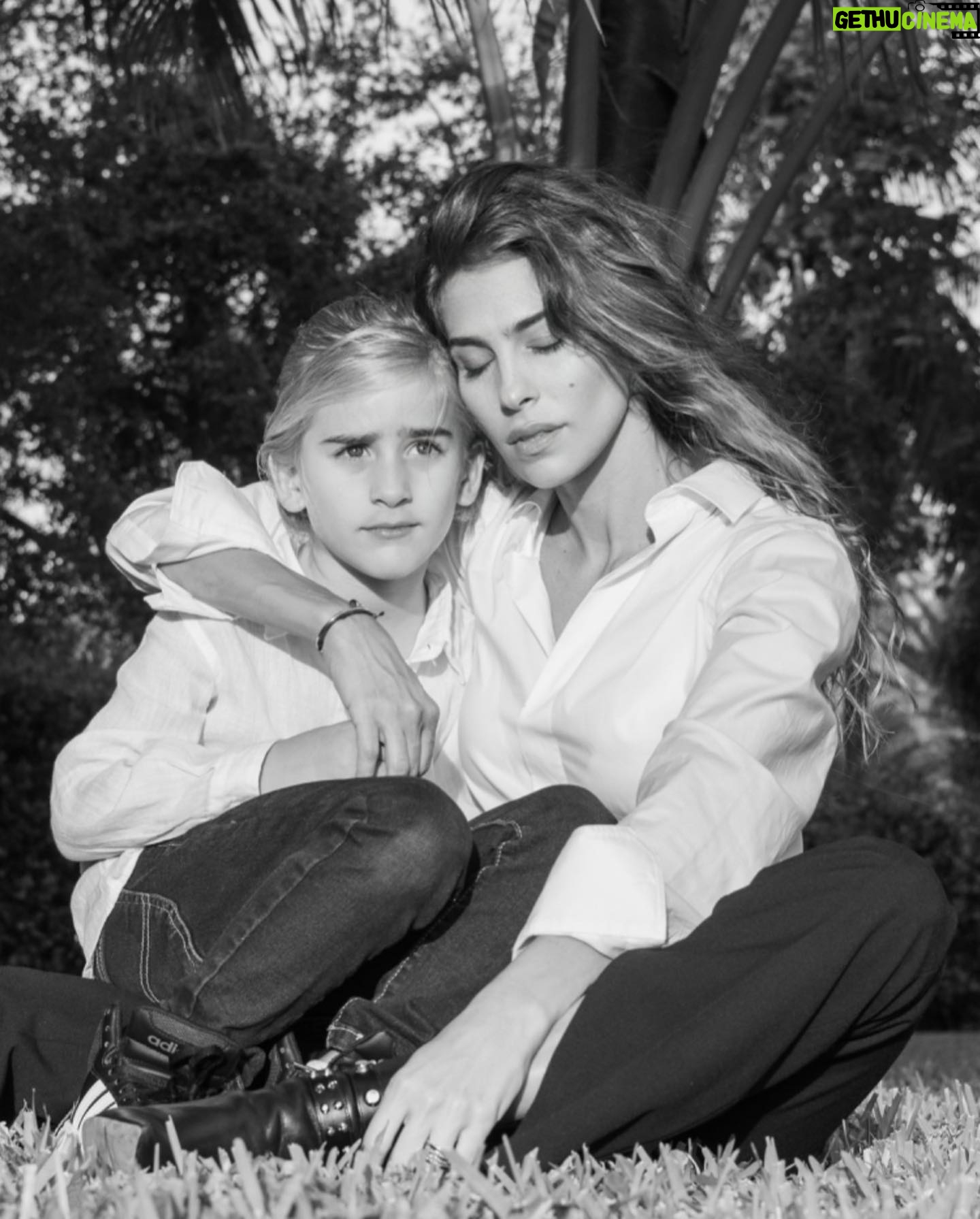 Ariadna Romero - 6.2K Likes - “Que hermoso es el milagro de verte crecer
Y disfrutar tus tiernas travesuras
Y cuidar con amor de tu indefenso ser
Pequeño manojito de ternura”
#mivida
📸 @lucalola_photography
