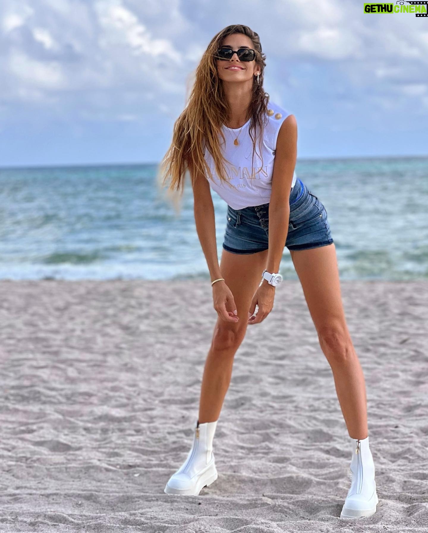 Ariadna Romero - 6.7K Likes - “Empecemos con un beso; nos fuimos sin despedirnos.”
•
•
•
•
•
#miami
@stoktonshoes