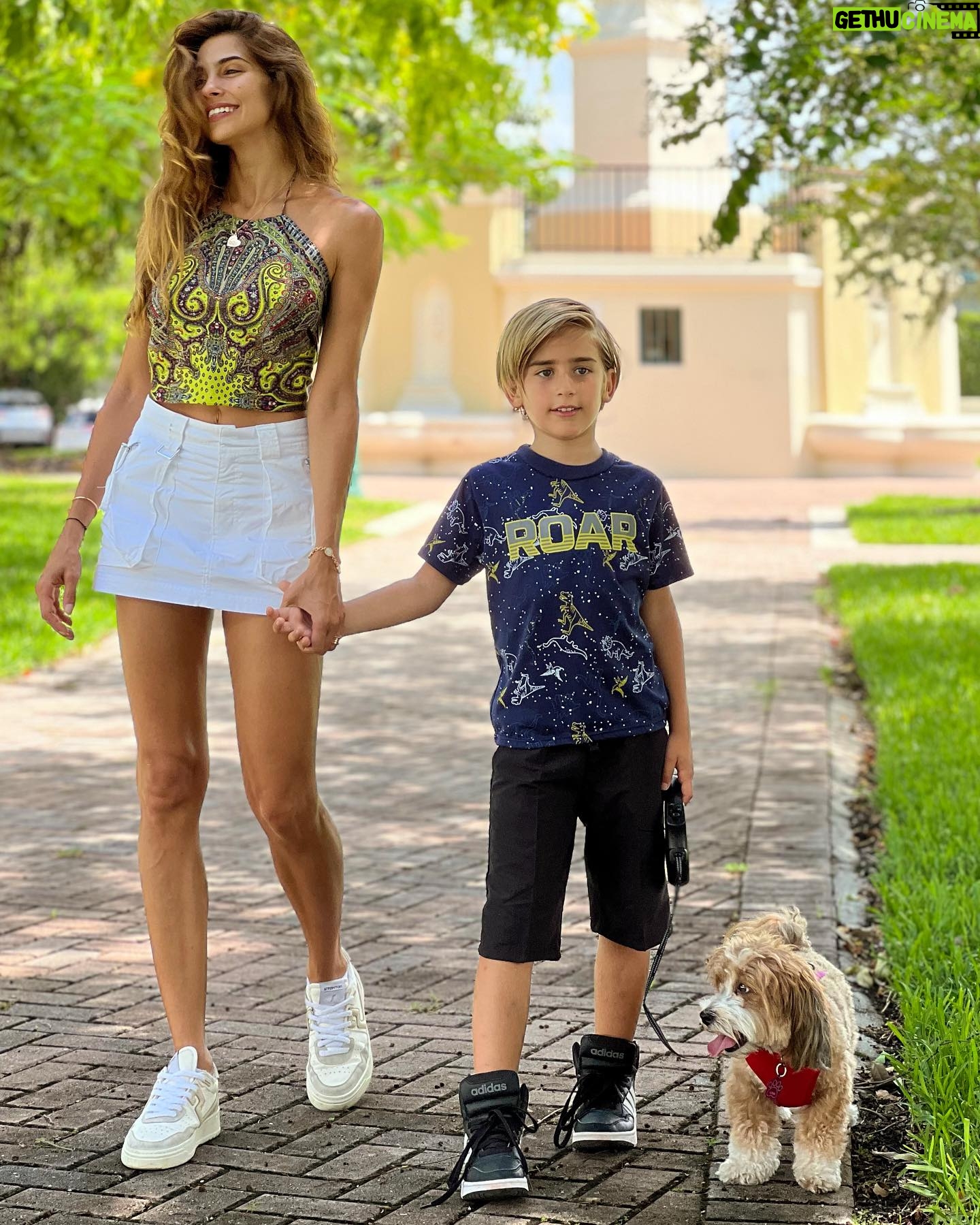 Ariadna Romero - 7.9K Likes - “Siate felici! E se qualche volta la felicità si scorda di voi, voi non vi scordate della felicità.”
🤍