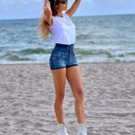 Ariadna Romero Instagram - “Empecemos con un beso; nos fuimos sin despedirnos.” • • • • • #miami @stoktonshoes