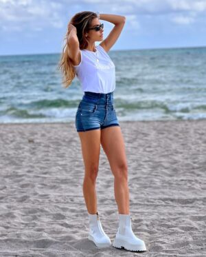 Ariadna Romero Instagram - “Empecemos con un beso; nos fuimos sin despedirnos.”
•
•
•
•
•
#miami 
@stoktonshoes
