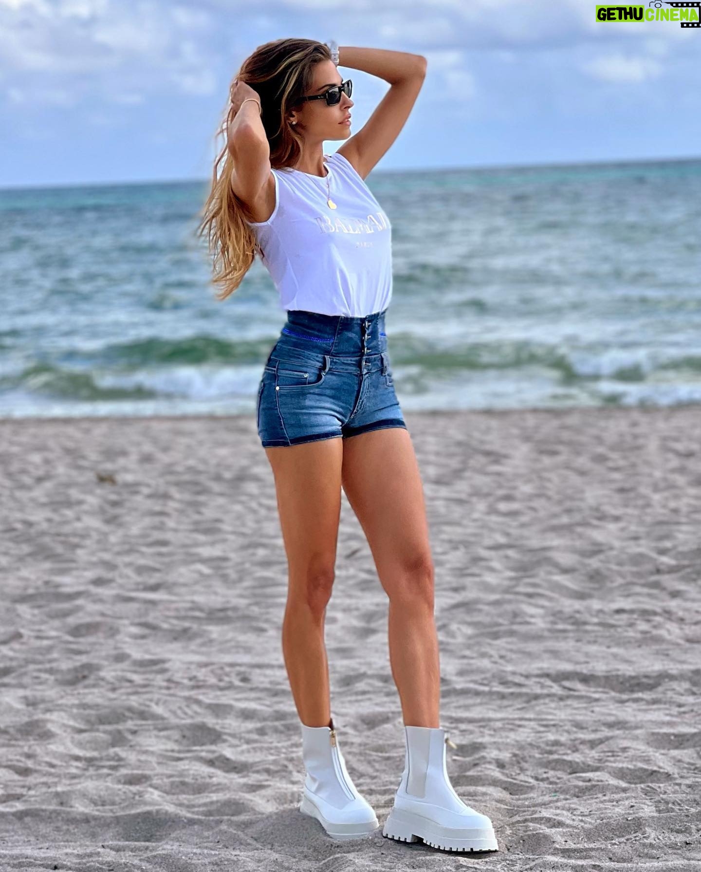 Ariadna Romero - 6.7K Likes - “Empecemos con un beso; nos fuimos sin despedirnos.”
•
•
•
•
•
#miami
@stoktonshoes