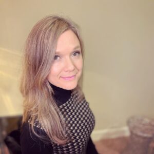 Ariana Richards Instagram - Thinking of you all and being grateful for how lucky we are, today. Praying for a better world 🌎 ♥️

•
•
•
#arianarichards