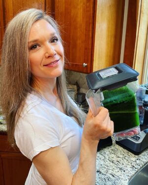 Ariana Richards Instagram - Morning swamp juice… Apologies, “green drink.” Breakfast of champions and amphibians. This stuff better be worth it 😬💚
•
•
•
•
#arianarichards
#artist
#jurassicpark
#jurassicworld