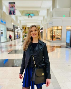 Ariana Richards Instagram - Happy Wednesday, all! I may or may not be dodging work… This photo is nothing more than circumstantial evidence.😬😇♥️
•
•
•
•
#arianarichards 
#artist
#tedbaker 
#tedbakerlondon