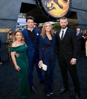 Ariana Richards Instagram - My partners in crime ♥️♥️♥️
•
•
•
📸 @alexberliner 
💄 @kellygoldsackmakeup 
•
•
•
#arianarichards 
#jurassicworld 
#jurassicworlddominion 
#jurassicpark 
#alexandermcqueen
