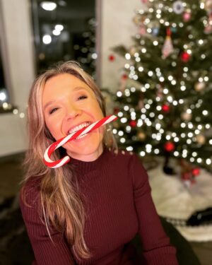 Ariana Richards Instagram - I hope you all had a Holly, Jolly Christmas and Holiday full of cozy family nights, hot chocolate, and candy canes. 🎄 New Year’s count down is starting—let’s make it a bright 2023 ❤️❤️❤️
•
•
•
•
#arianarichards 
#galleryariana 
#artist