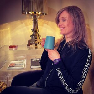 Ariana Richards Instagram - Finally! The hoodies & hot chocolate weather is back.

- Love, Ariana

#artwithariana
#galleryariana 
#artist