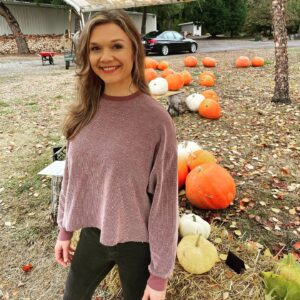 Ariana Richards Instagram - Hope ya’ll had a very happy Halloween!!! 🎃👻 I did a little hunting at the pumpkin patch 🧡🧡🧡
•
•
•
•
#arianarichards 
#halloween