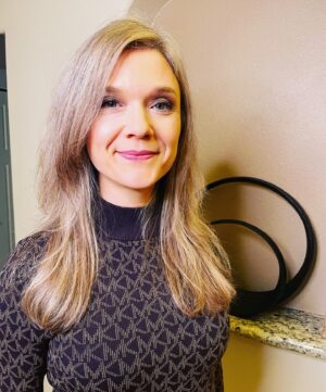 Ariana Richards Instagram - Happy New Year everyone!!! Whatever you get up to tonight, please have fun, stay warm, and stay safe! Let's all look forward to a brighter horizon in 2022.

- Love, Ariana

#happynewyear