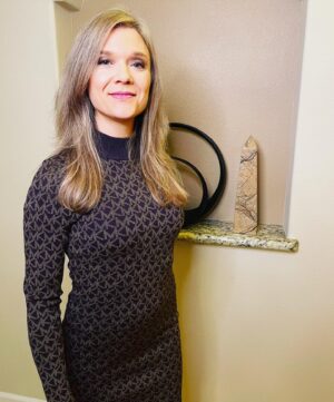 Ariana Richards Instagram - Happy New Year everyone!!! Whatever you get up to tonight, please have fun, stay warm, and stay safe! Let's all look forward to a brighter horizon in 2022.

- Love, Ariana

#happynewyear