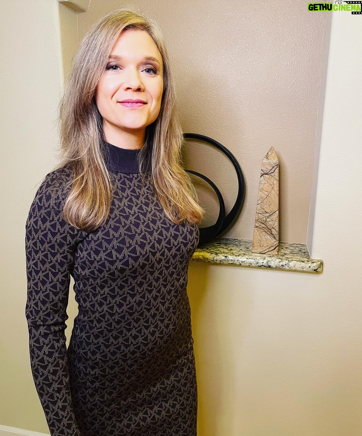 Ariana Richards - 3.4K Likes - Happy New Year everyone!!! Whatever you get up to tonight, please have fun, stay warm, and stay safe! Let's all look forward to a brighter horizon in 2022.
- Love, Ariana
#happynewyear