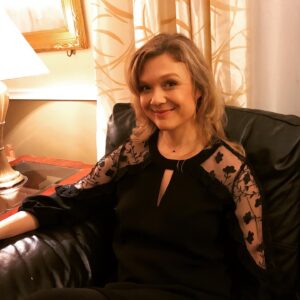 Ariana Richards Instagram - Happy New Year!!! I just wanted to say thank you all for being there over the years, you’re awesome. May 2020 be a wonderful year.