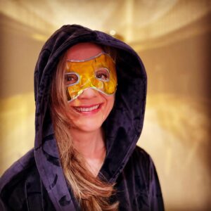 Ariana Richards Instagram - No, I haven’t become a vigilante (…or have I?). Wonderful spa day thanks to @beekman1802 !!! Sending love to you guys and the baby goats!
#beekman1802 #kindnessismysuperpower #crueltyfree