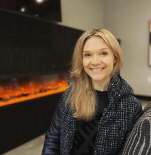 Ariana Richards Instagram - Happy Thanksgiving weekend, everyone. I hope you all managed to share a meal with those you are grateful for! ❤️ 
•
•
•
•
•
•
#arianarichards 
#thanksgiving 
#artist