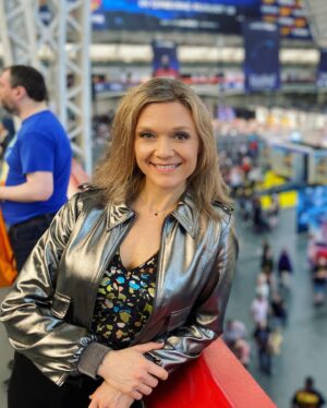 Ariana Richards Instagram - Had an amazing time at the London Film & Comic Con!! Thank you all for being there! ❤️ And thanks to @officialshowmasters 
•
•
•
•
#arianarichards 
#londonfilmandcomiccon 
#showmasters
#jurassicpark 
#jurassicworld