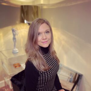 Ariana Richards Instagram - Thinking of you all and being grateful for how lucky we are, today. Praying for a better world 🌎 ♥️

•
•
•
#arianarichards