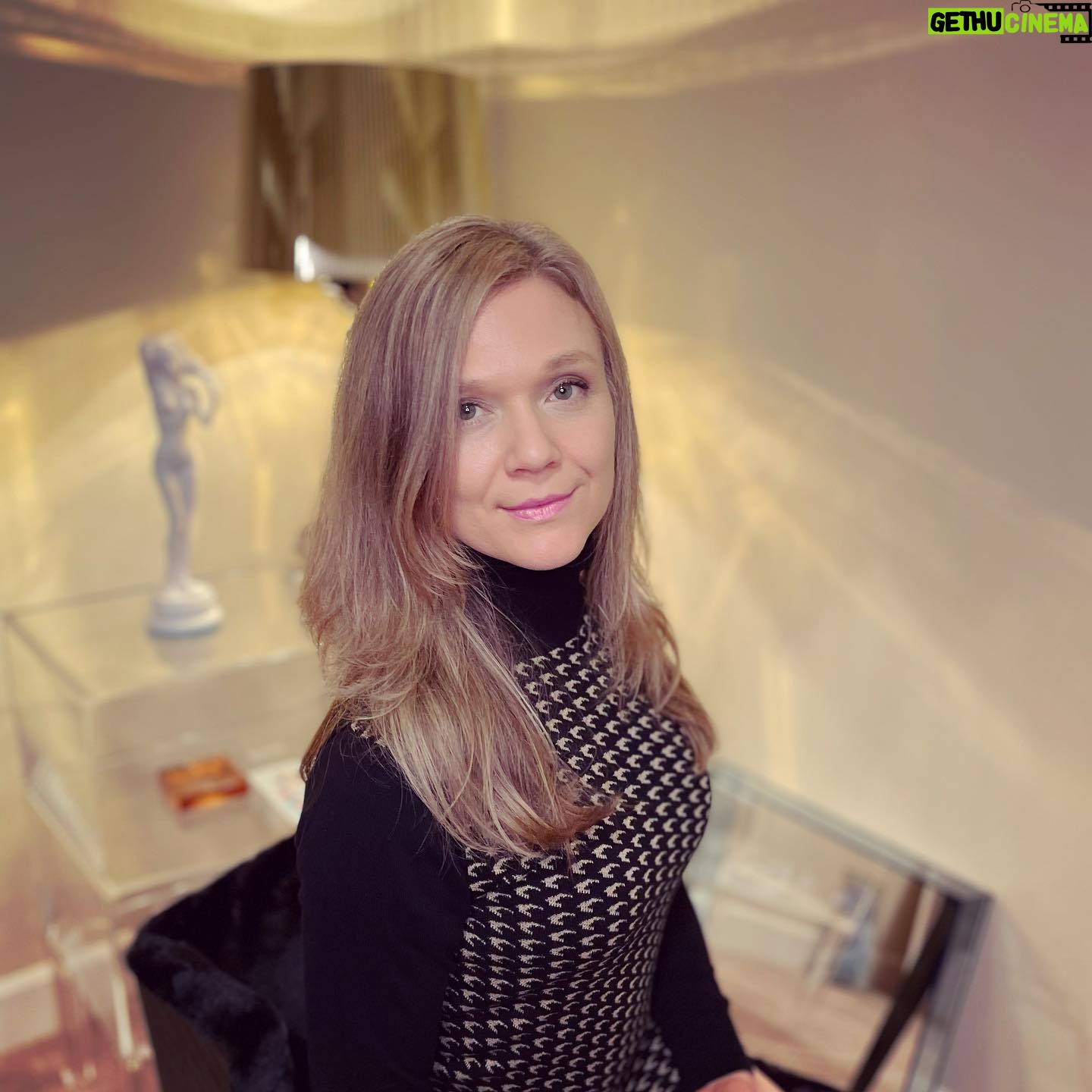 Ariana Richards - 3.2K Likes - Thinking of you all and being grateful for how lucky we are, today. Praying for a better world š ā„ļø
ā¢
ā¢
ā¢
#arianarichards