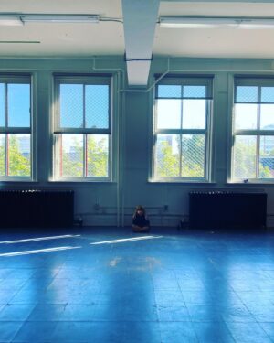 Ariane Moffatt Instagram - Un important cycle de création se termine ici à la classe . 7 ans , la vie d'un chat. 
Dire que ce p'tit minou là ronronnait dans un parc  au studio peu après sa naissance . Prête  pour de nouvelles aventures mais ce serait mentir si je vous disais que j'ai pas le cœur comme une craie qui s'effrite ce matin 🤍. Merci la classe pour l'inspiration , les moments de partages humains et musicaux et la sécurité . 🙏🏼

Un important cycle se termine , mais ce qui est chouette c'est qu'un tout nouveau commence !
#petitesmainsprecieuses #incarnat #sommm