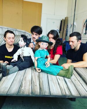 Ariane Moffatt Instagram - 2023 entre les voyages en famille, les nouveaux défis 🎥, bcp de projets stimulants et de collabos dans mon nouveau studio À MOI 🎶☺️) , tenter d'entretenir  les amitiés précieuses à travers tout ça bref , une année d'exploration , de challenges et d'apprentissages (ah oui j'ai aussi complété mon BAC en musique à l'UQAM 👩🏻‍🎓. 

Je t'aurai affectueusement appelée mon année "Actor's studio " 😅 .

2024 , qu'as-tu pour moi dans ton p'tit sac à surprises ?! 🙏🏼

Je demeure profondément reconnaissante pour la Santé et mes nombreux privilèges (d'autant plus dans cette année si sombre pour tant d'humains sur notre planète ...)

Ah oui, une petite nouvelle venue dans la famille qui nous ajoute ben ben de l'amour ... 🐈

Merci à vous précieux(ses) ami(e)s (anciens comme nouveaux) , collaborateurs (trices) pour votre apport dans l'énergie constructive de cette année 🫶🤘🏼. 

Pis tjrs la meme étoile du match  à ma famille , mon socle d'amour intarissable qui donne énormément de sens à cette grande traversée x