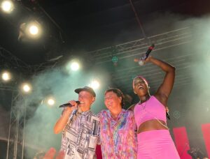 Ariane Moffatt Instagram - Grosse Vibe hier sur la scène de @fiertemontreal aux côtés de mes bad ass sisters @calamine_mtl et @sarahmeeo sur fracture du crâne . 

Y'a pas vraiment de mots pour exprimer ces moments partagés de pure synergie & de solidarité ; j'imagine que c'est un peu pour ça qu'on aime tant la musique et la scène . 

Merci crowd de Feu et organisateurs/trices de cette soirée #feminix ultra hot 🔥 !

SO aussi à ma nouvelle pote  @lauraniquayofficiel qui faisait aussi partie du line-up ! 

C'est affreux cette annulation dernière minute du défilé de la Fierté aujourd'hui .

Consolez-vous donc en profitant du magnifique site à l'esplanade du stade pour une dernière journée/soiree !

Et toi mon Supergroupe de l'Amitié ; je t'aime ! T'es mon meilleur plan depuis longtemps 😆🎶

@alexmcmahon.music @josephmrchd @mparthur_ 
@jeanphi2000 #tonyalbino @lauperreault2 @maxinedrury_lightdesigner @olivierhamel

En route vers le @domaine_forget maintenant !