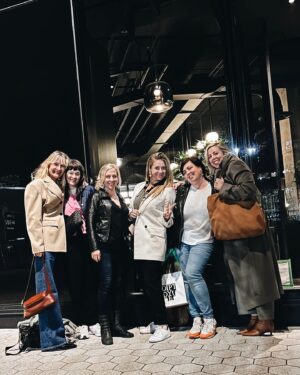 Ariane Moffatt Instagram - 2023 entre les voyages en famille, les nouveaux défis 🎥, bcp de projets stimulants et de collabos dans mon nouveau studio À MOI 🎶☺️) , tenter d'entretenir  les amitiés précieuses à travers tout ça bref , une année d'exploration , de challenges et d'apprentissages (ah oui j'ai aussi complété mon BAC en musique à l'UQAM 👩🏻‍🎓. 

Je t'aurai affectueusement appelée mon année "Actor's studio " 😅 .

2024 , qu'as-tu pour moi dans ton p'tit sac à surprises ?! 🙏🏼

Je demeure profondément reconnaissante pour la Santé et mes nombreux privilèges (d'autant plus dans cette année si sombre pour tant d'humains sur notre planète ...)

Ah oui, une petite nouvelle venue dans la famille qui nous ajoute ben ben de l'amour ... 🐈

Merci à vous précieux(ses) ami(e)s (anciens comme nouveaux) , collaborateurs (trices) pour votre apport dans l'énergie constructive de cette année 🫶🤘🏼. 

Pis tjrs la meme étoile du match  à ma famille , mon socle d'amour intarissable qui donne énormément de sens à cette grande traversée x