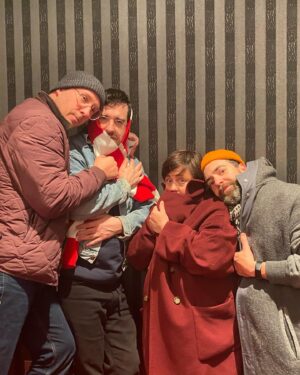 Ariane Moffatt Instagram - 2023 entre les voyages en famille, les nouveaux défis 🎥, bcp de projets stimulants et de collabos dans mon nouveau studio À MOI 🎶☺️) , tenter d'entretenir  les amitiés précieuses à travers tout ça bref , une année d'exploration , de challenges et d'apprentissages (ah oui j'ai aussi complété mon BAC en musique à l'UQAM 👩🏻‍🎓. 

Je t'aurai affectueusement appelée mon année "Actor's studio " 😅 .

2024 , qu'as-tu pour moi dans ton p'tit sac à surprises ?! 🙏🏼

Je demeure profondément reconnaissante pour la Santé et mes nombreux privilèges (d'autant plus dans cette année si sombre pour tant d'humains sur notre planète ...)

Ah oui, une petite nouvelle venue dans la famille qui nous ajoute ben ben de l'amour ... 🐈

Merci à vous précieux(ses) ami(e)s (anciens comme nouveaux) , collaborateurs (trices) pour votre apport dans l'énergie constructive de cette année 🫶🤘🏼. 

Pis tjrs la meme étoile du match  à ma famille , mon socle d'amour intarissable qui donne énormément de sens à cette grande traversée x
