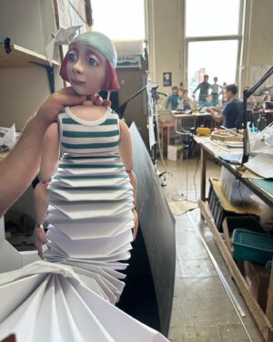 Ariane Moffatt Instagram - Suis allée visiter "mes marionnettes" au @theatredeloeil ce matin... Les artisan(e)s façonnent de la beauté dans l'atelier de la cie, donnant forme au spectacle #176pas écrit par @fannybrittenpublic ! Une conception musicale de mon moi-meme 🎹 au bienheureux cœur d'enfant 🥰. 

Sur scène au Québec dès le 15 novembre a la @maisontheatre