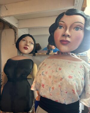 Ariane Moffatt Instagram - Suis allée visiter "mes marionnettes" au @theatredeloeil ce matin... Les artisan(e)s façonnent de la beauté dans l'atelier de la cie, donnant forme au spectacle #176pas écrit par @fannybrittenpublic ! Une conception musicale de mon moi-meme 🎹 au bienheureux cœur d'enfant 🥰. 

Sur scène au Québec dès le 15 novembre a la @maisontheatre