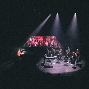 Ariane Moffatt Instagram - Merci @drowster pour les images intimistes qui témoignent de tout l'amour et la fébrilité contenus dans ma "première place des arts " le 11 juin à la salle Maisonneuve .

En voici quelques unes . 

Merci les @mommiesontherun    pour l'exécution magistrale et hyper engagée des arrangements d'@antoine.s.gratton 💓🎻

Merci @misslala_makeup 
Merci @olivia_leblanc ma grande amie styliste👗
@mindfulpigs 🐷pour la tenue incarnate et toute légère .

@julbasse aux éclairages 
@pl.beaulieu au son
@louislesono aux moniteurs
@andy_bourgeois technique 

@steph_moffatt a ben des affaires (!)
@sandrabarmstrong a la direction de tournée 

Bravo et merci @etienne.copain pour l'ouverture de la soirée . Je veux ton Mellotron 😉.

🫶 @laurentsaul pour la place faite à Incarnat    aux @francosmtl cette année , tu vas grave nous manquer .

Merci ma femme Flo "pas sur les réseaux mais partout ailleurs et surtout dans mon 💜" . Merci à nos 3 fils d'avoir été mon ground avant comme après le show.

Merci à toi précieux public branché  à mon cœur , aussi généreux que sensible, aussi expressif qu'attentif . Comme je l'ai dit en début de show , j'ai besoin de toi c'est tout 🙏🏼

Et je refuse de croire que ce show Incarnat et ses dix cordes sans discorde demeurera un "one night only "💞.