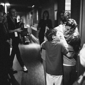 Ariane Moffatt Instagram - Merci @drowster pour les images intimistes qui témoignent de tout l'amour et la fébrilité contenus dans ma "première place des arts " le 11 juin à la salle Maisonneuve .

En voici quelques unes . 

Merci les @mommiesontherun    pour l'exécution magistrale et hyper engagée des arrangements d'@antoine.s.gratton 💓🎻

Merci @misslala_makeup 
Merci @olivia_leblanc ma grande amie styliste👗
@mindfulpigs 🐷pour la tenue incarnate et toute légère .

@julbasse aux éclairages 
@pl.beaulieu au son
@louislesono aux moniteurs
@andy_bourgeois technique 

@steph_moffatt a ben des affaires (!)
@sandrabarmstrong a la direction de tournée 

Bravo et merci @etienne.copain pour l'ouverture de la soirée . Je veux ton Mellotron 😉.

🫶 @laurentsaul pour la place faite à Incarnat    aux @francosmtl cette année , tu vas grave nous manquer .

Merci ma femme Flo "pas sur les réseaux mais partout ailleurs et surtout dans mon 💜" . Merci à nos 3 fils d'avoir été mon ground avant comme après le show.

Merci à toi précieux public branché  à mon cœur , aussi généreux que sensible, aussi expressif qu'attentif . Comme je l'ai dit en début de show , j'ai besoin de toi c'est tout 🙏🏼

Et je refuse de croire que ce show Incarnat et ses dix cordes sans discorde demeurera un "one night only "💞.