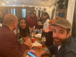 Ariane Moffatt Instagram - Vive la poutine ! Vive Drummondville ! Vive la musique et l'amitié ! 
Quelle belle façon de terminer cette virée d'été dans un festival aussi chaleureux que savoureux avec mes meilleur(e)s

Shout out a @n_naoming , @violansss & friends d'être venu(e)s  ambiancer  la scène à coup chorés endiablées !!

Merci les @lestroisaccords , y'a vmt bcp de soul dans vos frites 🙏🏼🍟