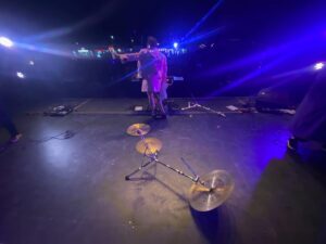 Ariane Moffatt Instagram - Vive la poutine ! Vive Drummondville ! Vive la musique et l'amitié ! 
Quelle belle façon de terminer cette virée d'été dans un festival aussi chaleureux que savoureux avec mes meilleur(e)s

Shout out a @n_naoming , @violansss & friends d'être venu(e)s  ambiancer  la scène à coup chorés endiablées !!

Merci les @lestroisaccords , y'a vmt bcp de soul dans vos frites 🙏🏼🍟