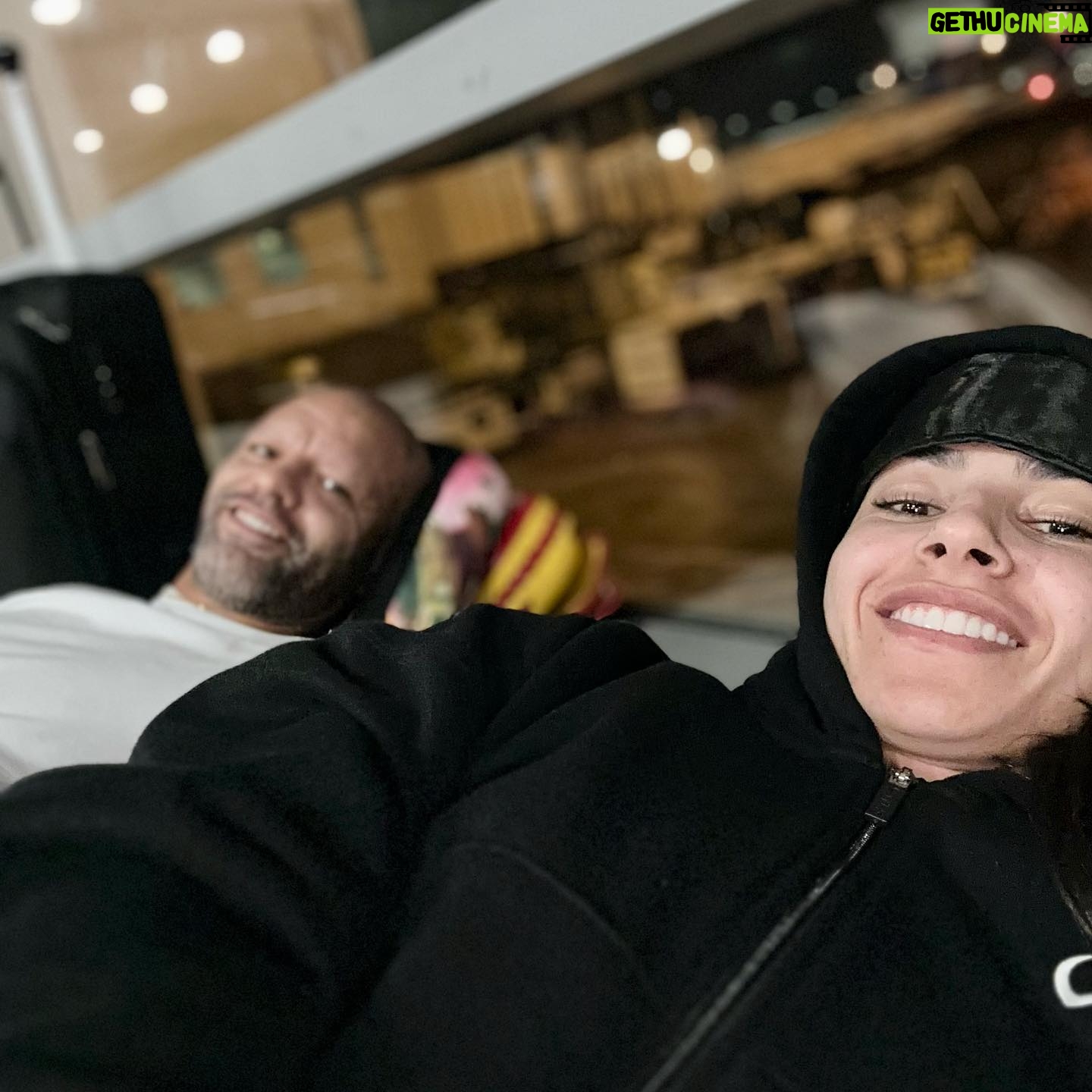 Ariane Lipski - 7.2K Likes - #tbt from my last fight week! π€©
Yes, we slept on the floor at the airport for one night π΄βοΈ , I got jealous of how easy Jasmine sleeps anywhere π
but we had so much fun anyway!
I can hardly wait for the next one!
#tbt da semana da luta!
Teve muito contra tempo, dormimos no chΓ£o do aeroporto, mas no final deu tudo certo!! π€©ππΌβ€οΈ JΓ‘ quero de novo!