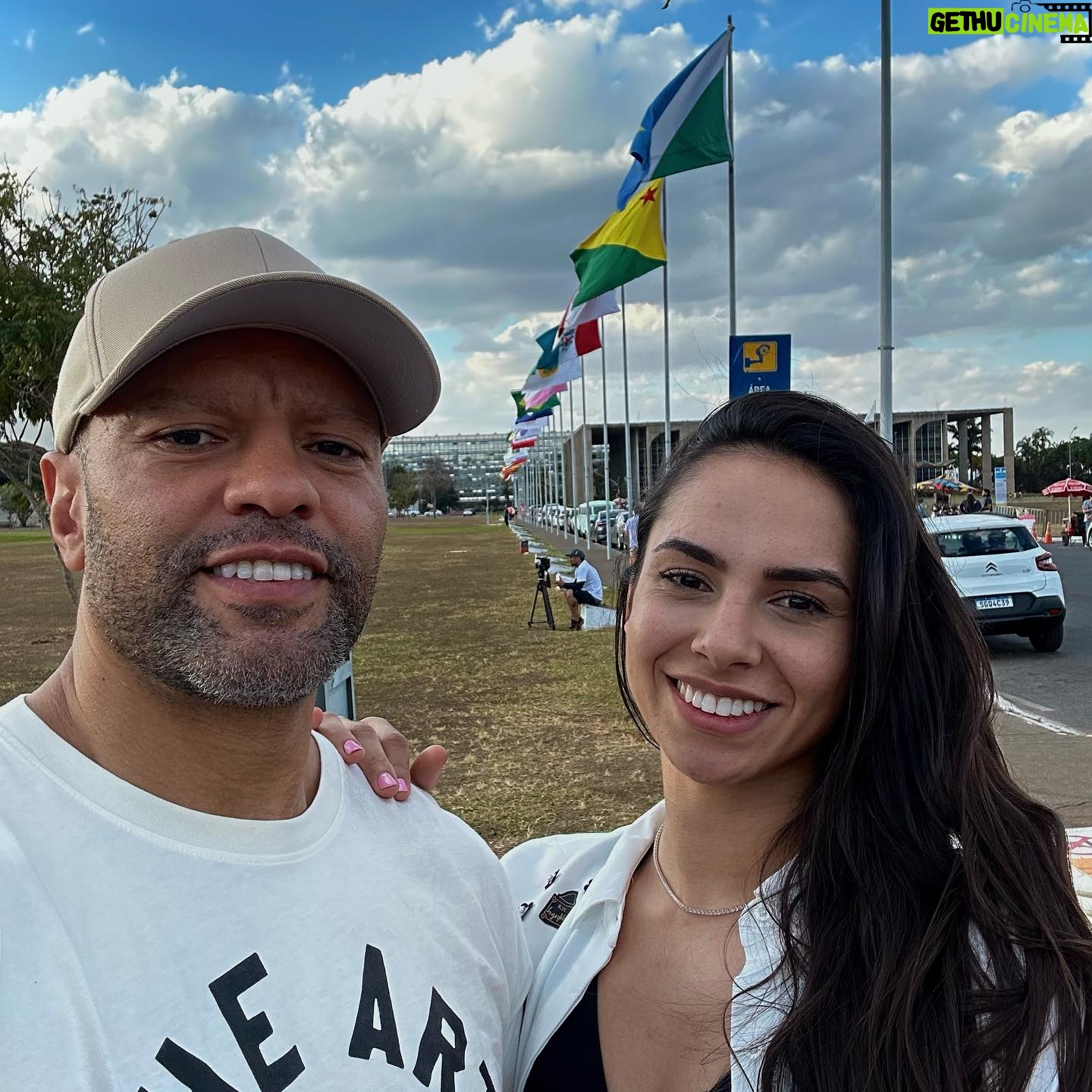 Ariane Lipski Instagram - DF- Brasília 🇧🇷 Conhecendo a capital do nosso país e aproveitando a família 💚🙌🏼✈️