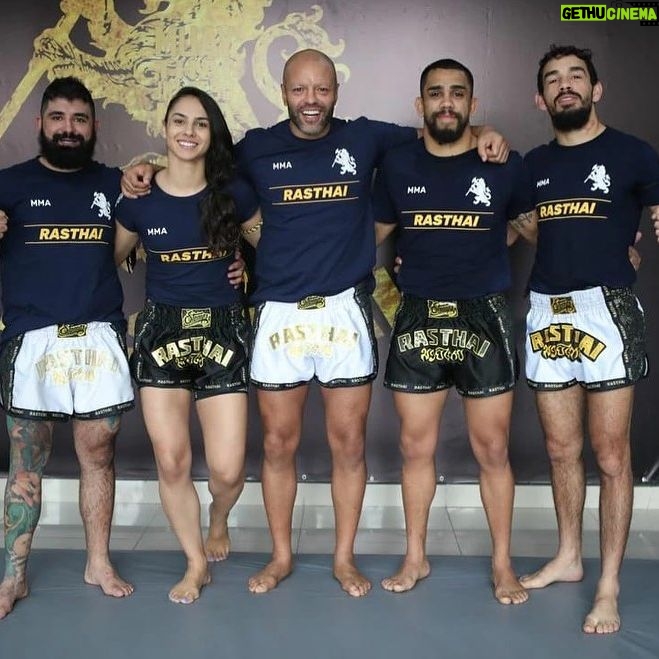 Ariane Lipski Instagram - Exame de graduação e reinauguração da @rasthaioficial 🦁🏆🙏🏼 Parabéns aos envolvidos nesse momento muito especial, parabéns ao meu professor, head coach/ marido @renatorasta e seu sócio @jhoaovinicius por mais essa conquista! Parabéns também aos novos graduados do time, em especial aos novos nível preta @williann_rafael e @douglassilva_personalfight 🏆🏆 Que Deus continue abençoando nossa academia e abençoado a vida de cada um que faz parte dessa família! Heeeey 🔥 #rasthaifamily 📸 @photofightbrasil