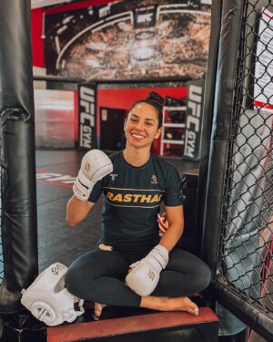 Ariane Lipski Instagram - Com risadinha vs Sem risadinha 
😄 x 😐
Qual seu mood de hoje?

#UFC296