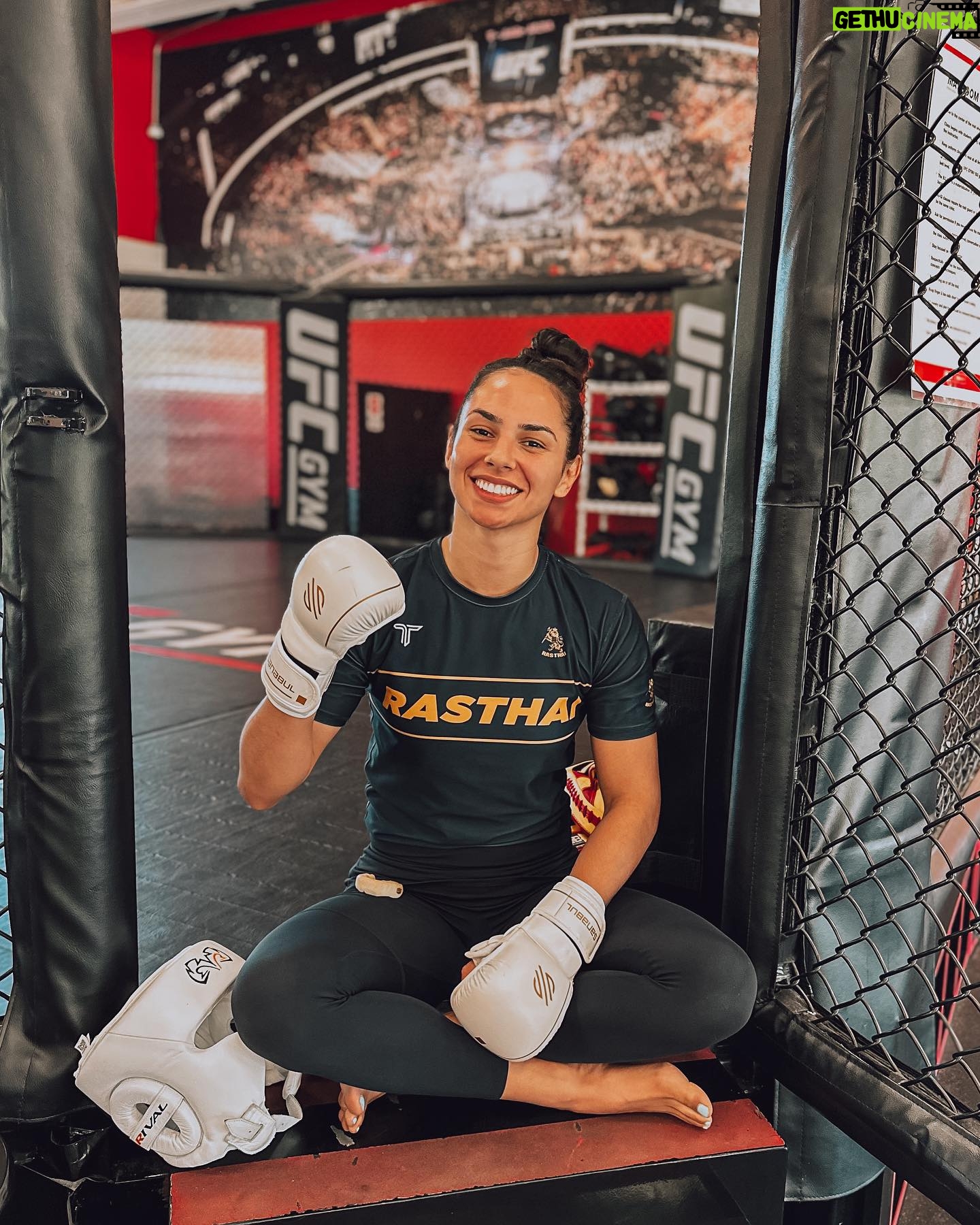Ariane Lipski - 6K Likes - Com risadinha vs Sem risadinha
π x π
Qual seu mood de hoje?
#UFC296