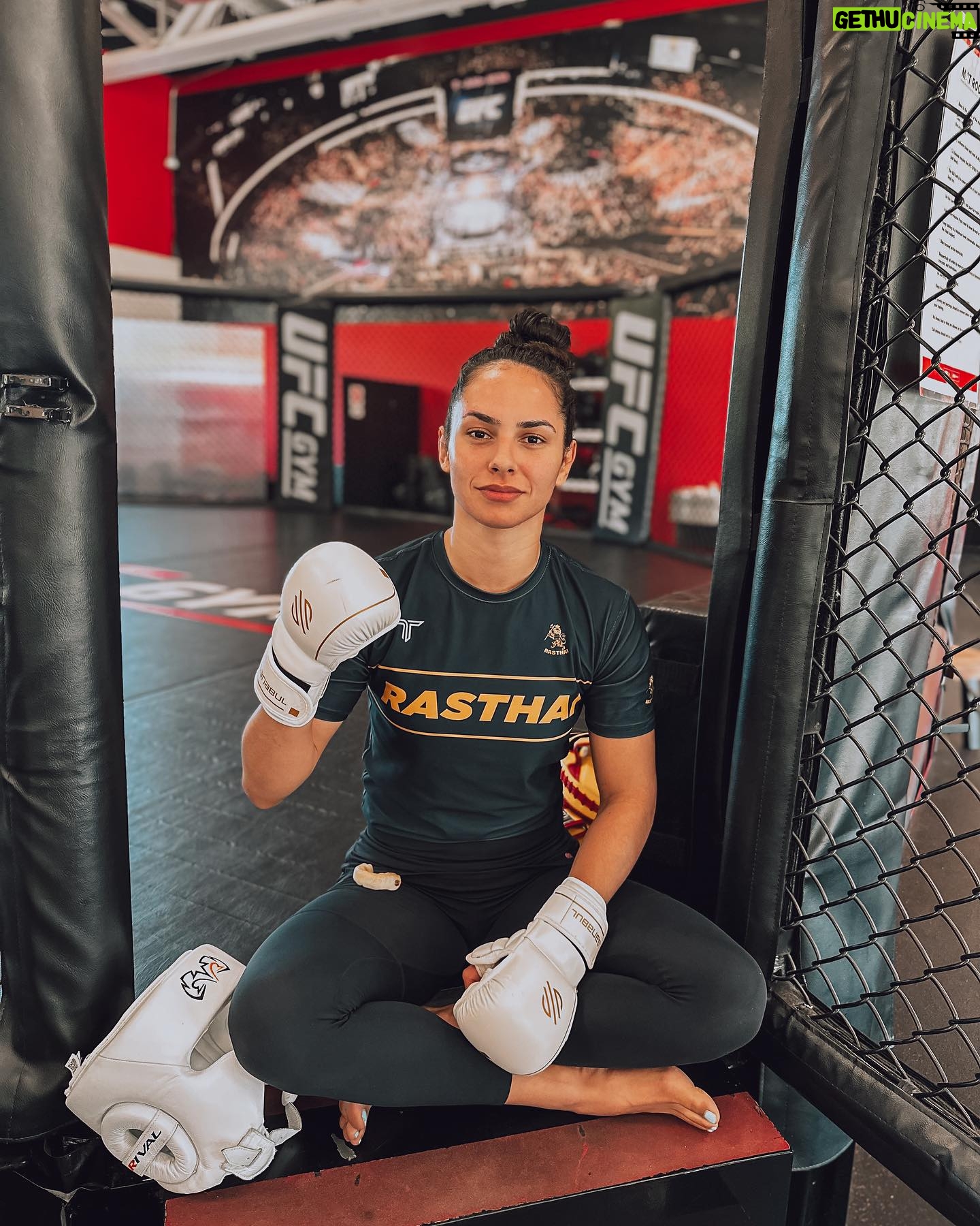 Ariane Lipski - 6K Likes - Com risadinha vs Sem risadinha
π x π
Qual seu mood de hoje?
#UFC296