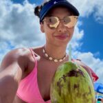 Ariane Lipski Instagram - ☀️🌊🥥🧡