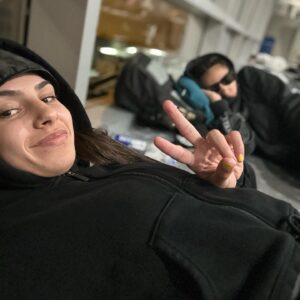 Ariane Lipski Instagram - #tbt from my last fight week! 🤩
Yes, we slept on the floor at the airport for one night 😴✈️ , I got jealous of how easy Jasmine sleeps anywhere 😂 
but we had so much fun anyway! 
I can hardly wait for the next one! 
#tbt da semana da luta! 
Teve muito contra tempo, dormimos no chão do aeroporto, mas no final deu tudo certo!! 🤩🙌🏼❤️ Já quero de novo!