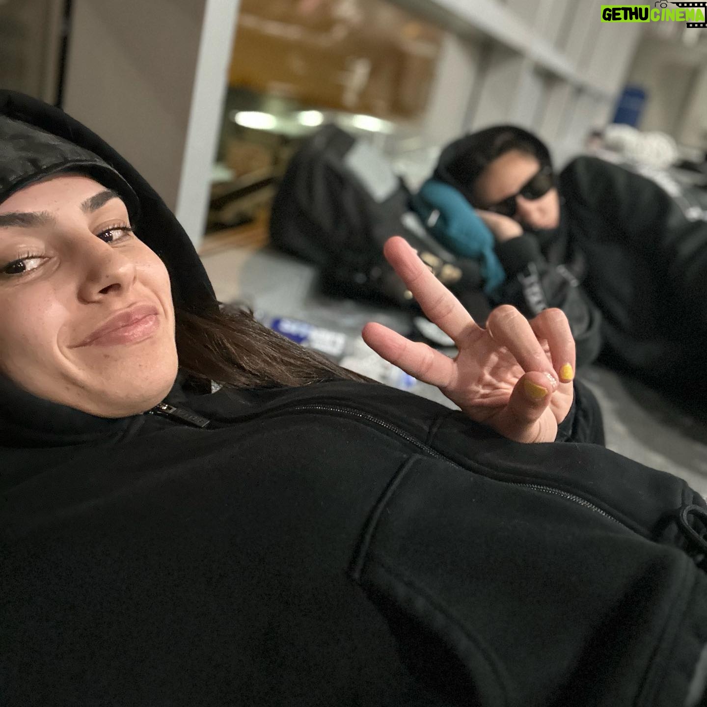Ariane Lipski - 7.2K Likes - #tbt from my last fight week! π€©
Yes, we slept on the floor at the airport for one night π΄βοΈ , I got jealous of how easy Jasmine sleeps anywhere π
but we had so much fun anyway!
I can hardly wait for the next one!
#tbt da semana da luta!
Teve muito contra tempo, dormimos no chΓ£o do aeroporto, mas no final deu tudo certo!! π€©ππΌβ€οΈ JΓ‘ quero de novo!