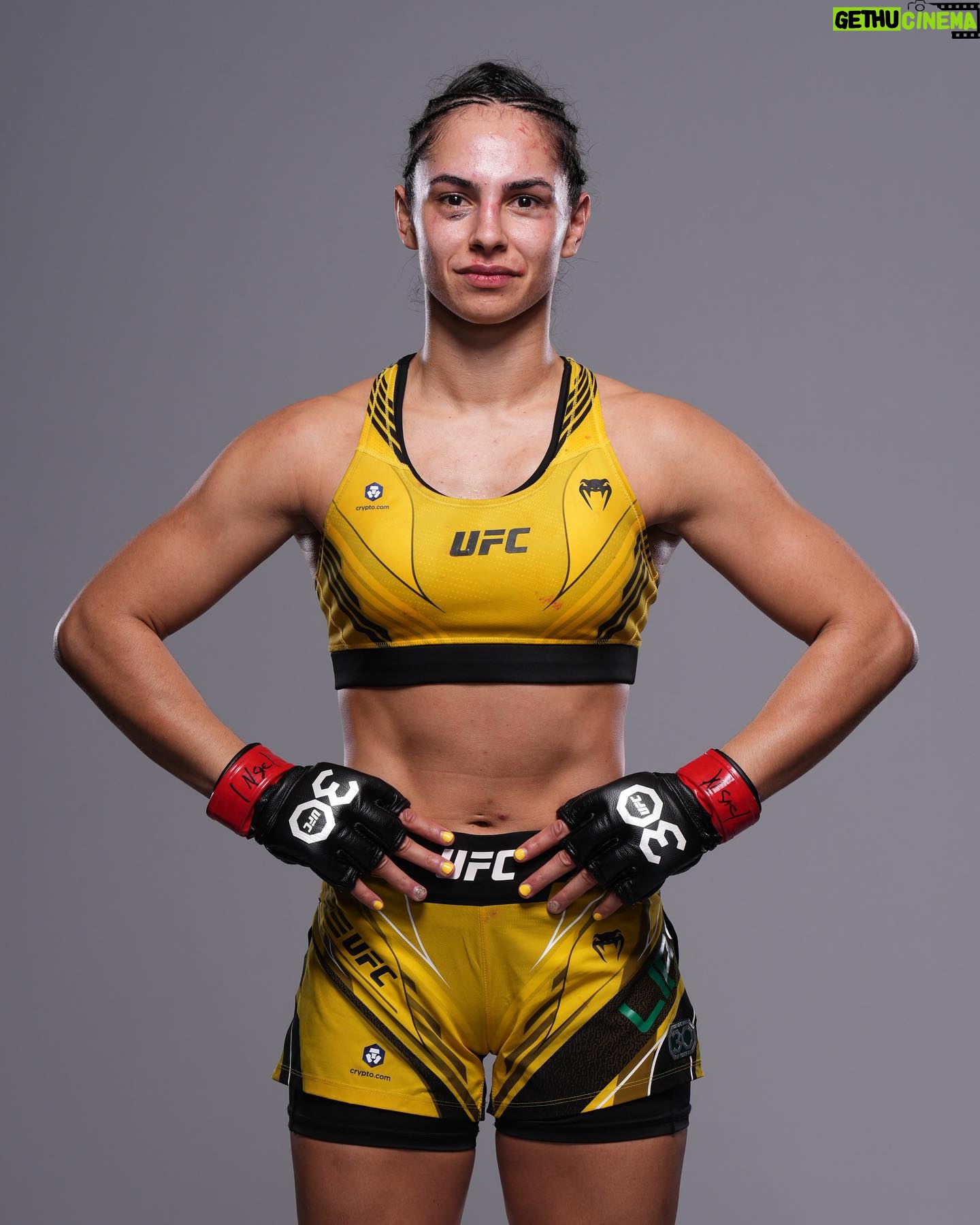 Ariane Lipski - 8.1K Likes - Deuteronomy 31:8
