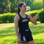 Ariane Lipski Instagram - Aulão no parque! 💚👊🏼☀️ Matando um pouco da saudade de dar aula de Muay Thai com essas lindas! Já queremos o próximo 👏🏼 📸 @brunaburns @mananciaisfl Rede: @gregoryrodriguesmma e @jessicafnsrodrigues