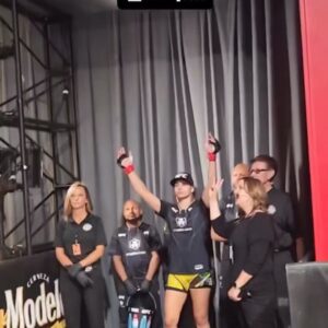 Ariane Lipski Instagram - #tbt from my last fight week! 🤩
Yes, we slept on the floor at the airport for one night 😴✈️ , I got jealous of how easy Jasmine sleeps anywhere 😂 
but we had so much fun anyway! 
I can hardly wait for the next one! 
#tbt da semana da luta! 
Teve muito contra tempo, dormimos no chão do aeroporto, mas no final deu tudo certo!! 🤩🙌🏼❤️ Já quero de novo!