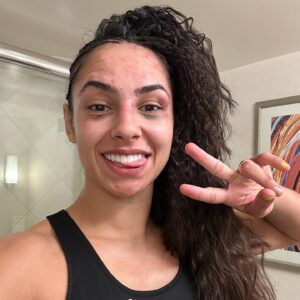 Ariane Lipski Instagram - #tbt from my last fight week! 🤩
Yes, we slept on the floor at the airport for one night 😴✈️ , I got jealous of how easy Jasmine sleeps anywhere 😂 
but we had so much fun anyway! 
I can hardly wait for the next one! 
#tbt da semana da luta! 
Teve muito contra tempo, dormimos no chão do aeroporto, mas no final deu tudo certo!! 🤩🙌🏼❤️ Já quero de novo!