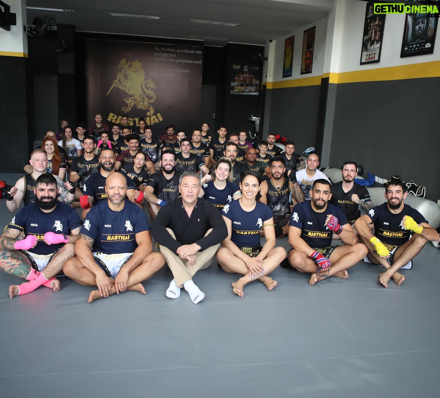 Ariane Lipski Instagram - Exame de graduação e reinauguração da @rasthaioficial 🦁🏆🙏🏼 Parabéns aos envolvidos nesse momento muito especial, parabéns ao meu professor, head coach/ marido @renatorasta e seu sócio @jhoaovinicius por mais essa conquista! Parabéns também aos novos graduados do time, em especial aos novos nível preta @williann_rafael e @douglassilva_personalfight 🏆🏆 Que Deus continue abençoando nossa academia e abençoado a vida de cada um que faz parte dessa família! Heeeey 🔥 #rasthaifamily 📸 @photofightbrasil