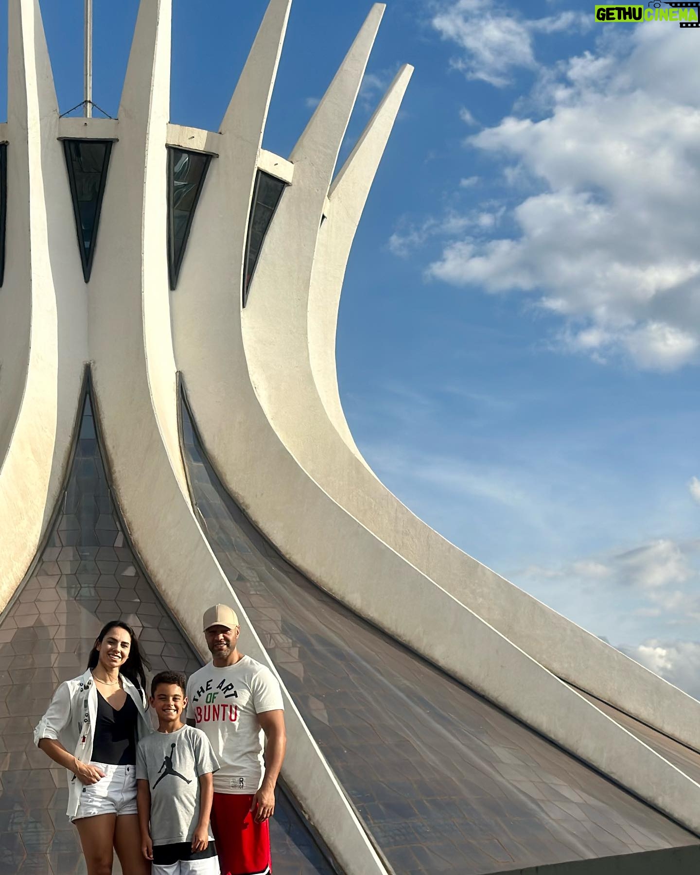Ariane Lipski Instagram - DF- Brasília 🇧🇷 Conhecendo a capital do nosso país e aproveitando a família 💚🙌🏼✈️